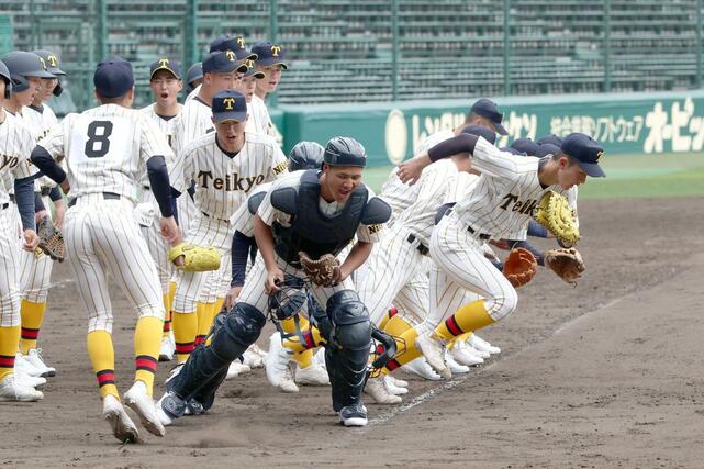 練習開始のサイレンとともにグラウンドに向かって走る帝京長岡の選手=15日、甲子園