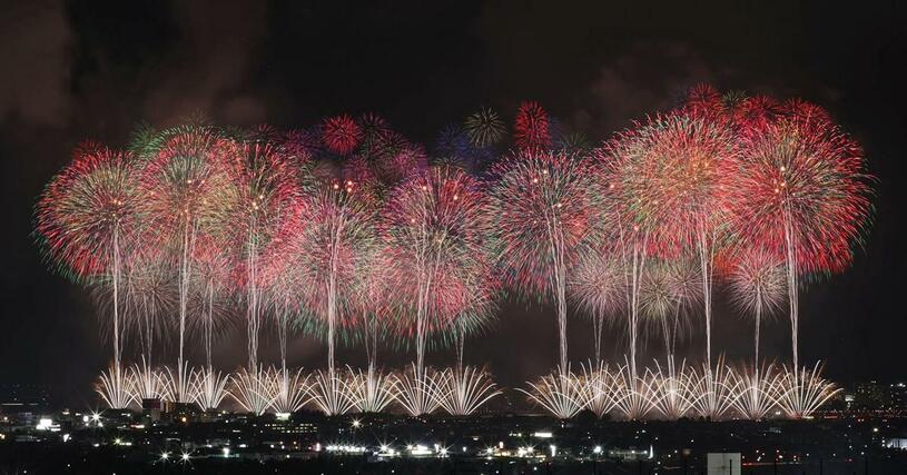 夜空を彩った長岡花火「復興祈願花火フェニックス」＝８月２日、長岡市