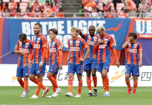 新潟-岡山 引き分けに終わり、整列する新潟の選手たち=ビッグスワン