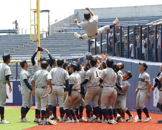 優勝を決め監督を胴上げする中越の選手たち＝エコスタ