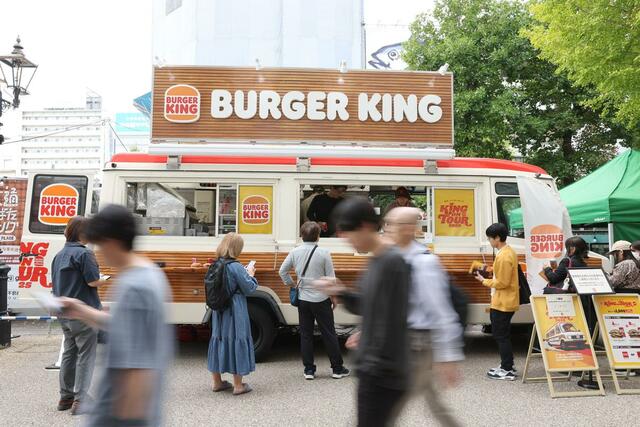 出店したバーガーキングのフードトラック＝１０日、新潟市中央区