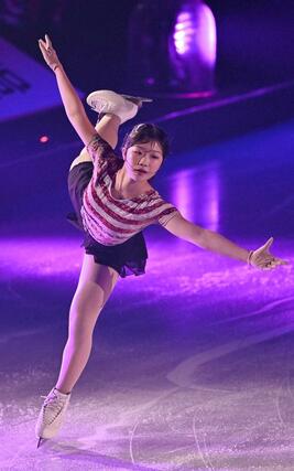 アイスショー「ファンタジー・オン・アイス」で演技する中井亜美＝幕張メッセ