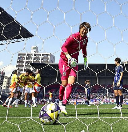 日本－コロンビア　前半、コロンビアに先制ゴールを決められ、悔しがるＧＫ平尾＝ヨドコウ桜スタジアム