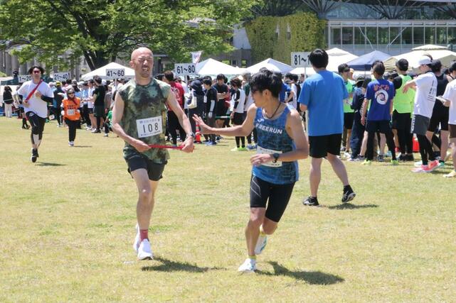 仲間と協力してたすきをつないだリレーマラソン大会=10日、長岡市宮本東方町