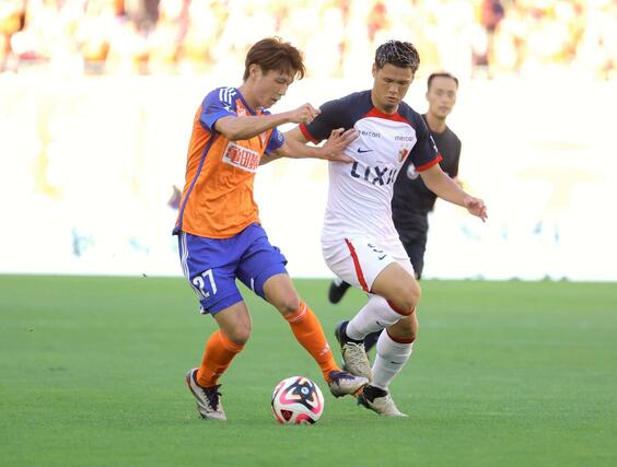 新潟－鹿島　新潟のＦＷ長倉＝デンカビッグスワン