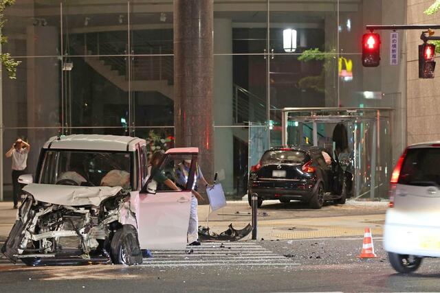 沿道のビルに突っ込んだ車と大破した車＝９月４日、新潟市中央区万代（画像の一部を加工しています）