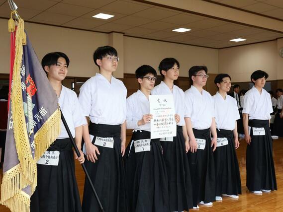 弓道男子団体決勝 初優勝し、記念撮影に応じる上越総合技術の選手たち