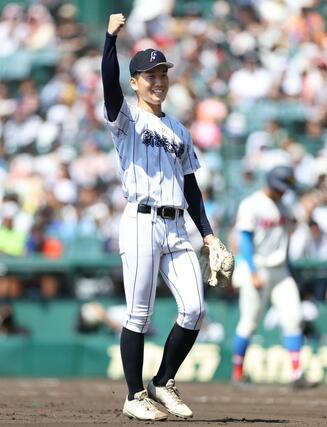 花咲徳栄－新潟産大付　９回裏２番手で登板した田中拓朗が無失点に抑えマウンド上でガッツポーズ＝８月９日、甲子園