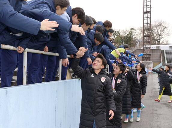 スタンドの応援団と準優勝を分かち合う新潟医療福祉大選手＝栃木県グリーンスタジアム