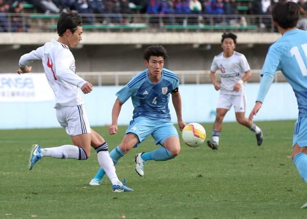 後半、ゴール前で競り合う新潟医療福祉大のＤＦ秋元琉星＝栃木県グリーンスタジアム