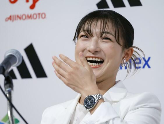 現役引退の記者会見冒頭で、涙ながらに笑顔を見せるフィギュアスケート女子の坂本花織＝１３日午前、神戸市内のホテル