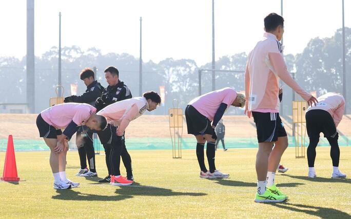 走り込みのメニューを終え、手を膝につく選手たち=宮崎県都城市の高城運動公園