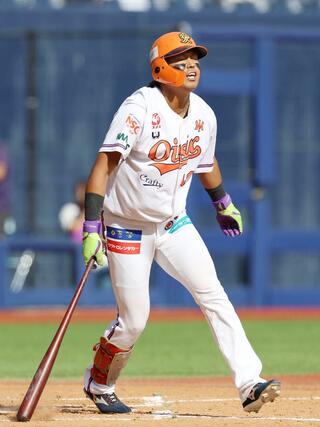 ４回オイシックス　２死二、三塁　一打逆転の場面で三振を喫し、悔しがる知念大成＝エコスタ