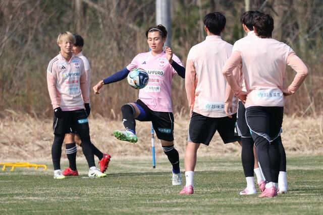 試合前日の練習に臨むMF笠井佳祐(中央)=3月28日、聖籠町