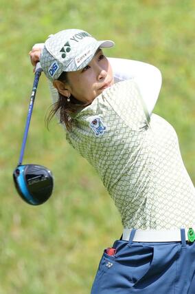 ６番、ティーショットを打つ若林舞衣子＝６月６日、長岡市寺泊志戸橋のヨネックスカントリークラブ