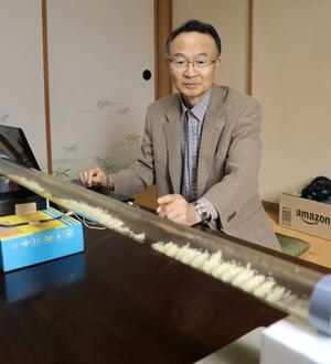 「クントの実験」に関する新事実を発見した笹川民雄さん。自宅の和室で実験を重ねた=新潟市西蒲区横戸