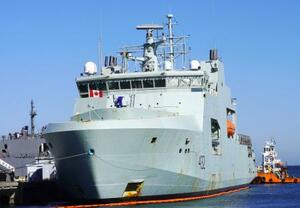 　神奈川県の海上自衛隊横須賀基地に入港したカナダ海軍の哨戒艦「マックス・バーネイズ」＝１７日午前