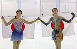 優勝した住吉りをん(右)と2位の中井亜美=ベルガモ(共同)