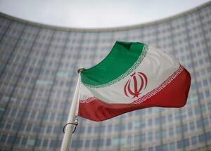 IAEAの本部前に掲げられたイランの国旗=2021年、ウィーン(AP=共同)
