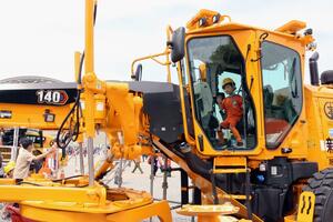 ビッグスワンに登場した除雪車に、子どもらが笑顔で乗り込んだ=4月27日、新潟市中央区清五郎