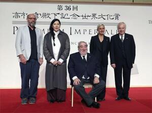 第36回高松宮殿下記念世界文化賞に決まった、(左から)絵画部門のピーター・ドイグさん、彫刻部門のマリーナ・アブラモビッチさん、建築部門のエドゥアルド・ソウト・デ・モウラさん、演劇・映像部門のアンヌ・テレサ・ドゥ・ケースマイケルさん、音楽部門のアンドラーシュ・シフさん=21日午後、東京都港区