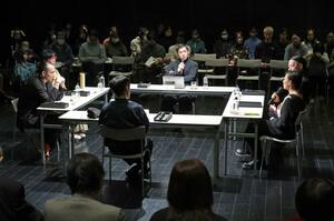 ノイズム芸術総監督の金森穣さんが進行役を務めたトークイベント＝新潟市中央区一番堀通町