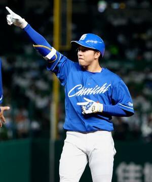10回、勝ち越し打を放ち、ポーズをとる中日・岡林=ベルーナドーム