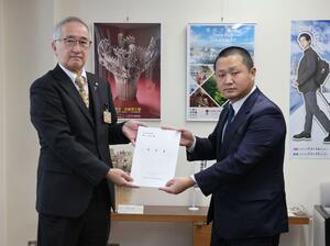 要望書を池田副市長に手渡す髙橋副支部長(右)=十日町市役所