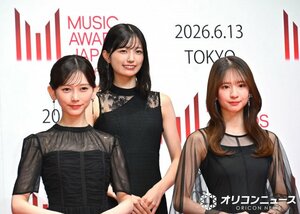 ブラックドレス姿で登場した乃木坂46（左から）菅原咲月、池田瑛紗、五百城茉央 （C）ORICON NewS inc.