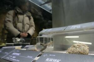 　北京市内の博物館で展示されているレアアース（希土類）が含まれた鉱物＝１月（共同）