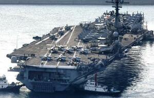 5日、韓国・釜山に入港した米軍の原子力空母ジョージ・ワシントン(聯合=共同)