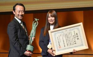 　岐阜県民栄誉大賞を受賞し、江崎禎英知事（左）と写真に納まる村瀬心椛選手＝１７日午後、岐阜市