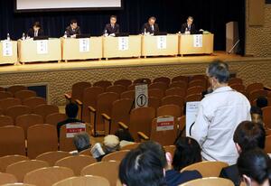東京電力が柏崎刈羽原発の安全性向上の取り組みなどについて報告した県民説明会=4月2日、新潟市中央区