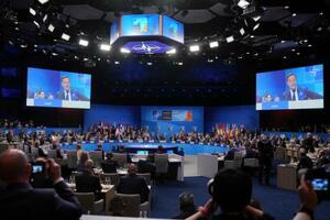 25日、オランダ・ハーグで行われたNATO首脳会議(AP=共同)