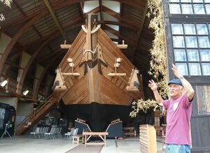 7年ぶりに白い帆を張った雄姿が披露される白山丸=佐渡市宿根木