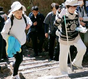 日航機墜落事故の現場「御巣鷹の尾根」で「8・12連絡会」事務局長の美谷島邦子さん(手前右)とともに慰霊登山する早坂由里子さん(同左)=4月、群馬県上野村