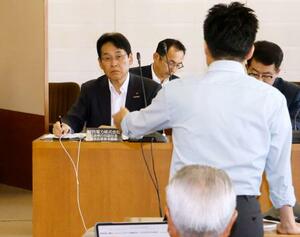 福井県議会の全員協議会で質問を聞く、関西電力の水田仁原子力事業本部長(左)=29日午後