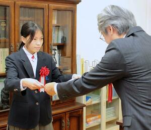 東北電力の作文コンクールで優秀賞を受賞した糸魚川東中3年の北村美來さん(左)=糸魚川市