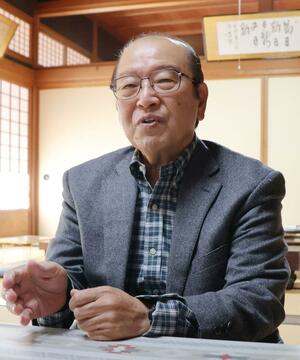 旧巻町の元町長笹口孝明さん