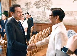 会談前にフィリピンのマルコス大統領(右)と握手する岸田元首相=30日、マニラの大統領府(共同)
