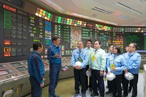 東京電力柏崎刈羽原発を視察する公明党の斉藤鉄夫代表(左から3人目)ら=24日、柏崎刈羽原発(東京電力提供)