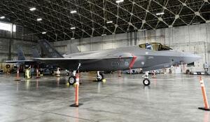 報道陣に公開された米空軍のF35Aステルス戦闘機=2023年、沖縄県の米軍嘉手納基地