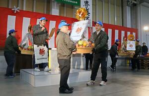 野菜や果物の宝船が登場した初競り=5日、燕市吉田西太田