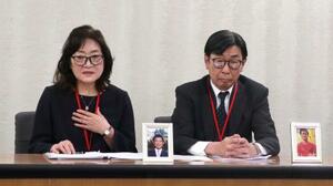 　東京地裁判決を受け記者会見する男性の両親＝２２日午前、東京都内
