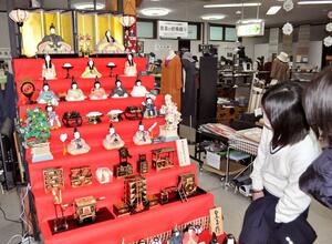 「塩沢つむぎ記念館」に飾られた「塩沢四大織物」を使ったひな人形=1月22日、南魚沼市塩沢