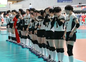 長岡商-金蘭会(大阪) 全国の舞台で戦い抜いた長岡商の選手ら=1月7日、東京体育館