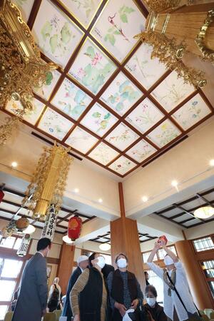 本堂の再建60周年に合わせて設けられた本妙寺の天井画=新潟県長岡市日赤町3