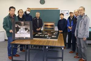 最後の展覧会に向けて準備をする胎内フォトクラブの会員たち=胎内市東本町