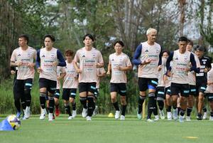 J1残り10試合となった新潟。走り込む選手たち=聖籠町