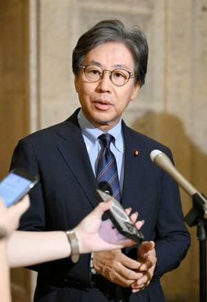 記者団の取材に応じる立憲民主党の安住幹事長=22日午後2時2分、国会
